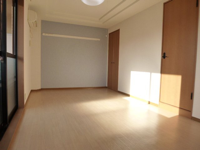 総社市三輪のアパートの居間・リビング|洋室