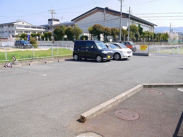 ブランドール土谷の駐車場|車をお持ちの方に嬉しい駐車場付きの物件です