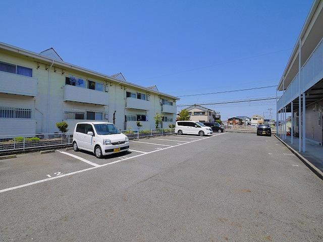 サニーコート東館の駐車場|駐車場があるので、車を買う予定の方も安心です