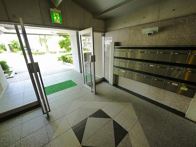 グリーンパークコートのエントランス|落ち着いたエントランスです