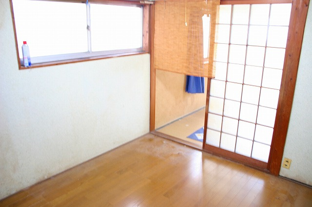 堀内アパート（四条大路５丁目）の居間・リビング|こちらのリビングで趣味の時間をお楽しみください