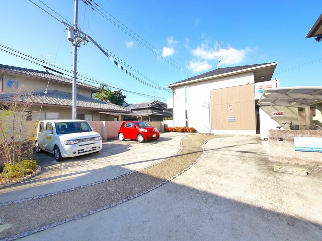 ヴィラーチェ船屋の駐車場|車をお持ちの方に嬉しい駐車場付きの物件です