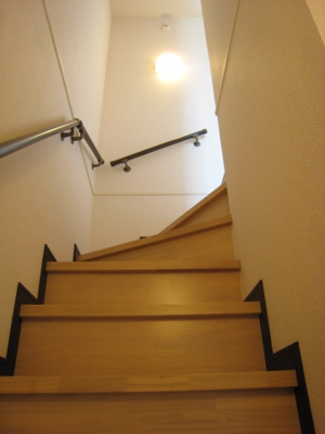 【エントランス】 | ル　リヤン | 手すり付きの階段です。