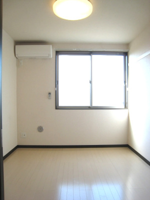 【居間・リビング】 | ル　リヤン | １Ｆ洋室です。照明・エアコン有ります。