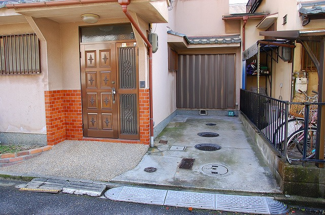 神殿町戸建（579-26）の駐車場