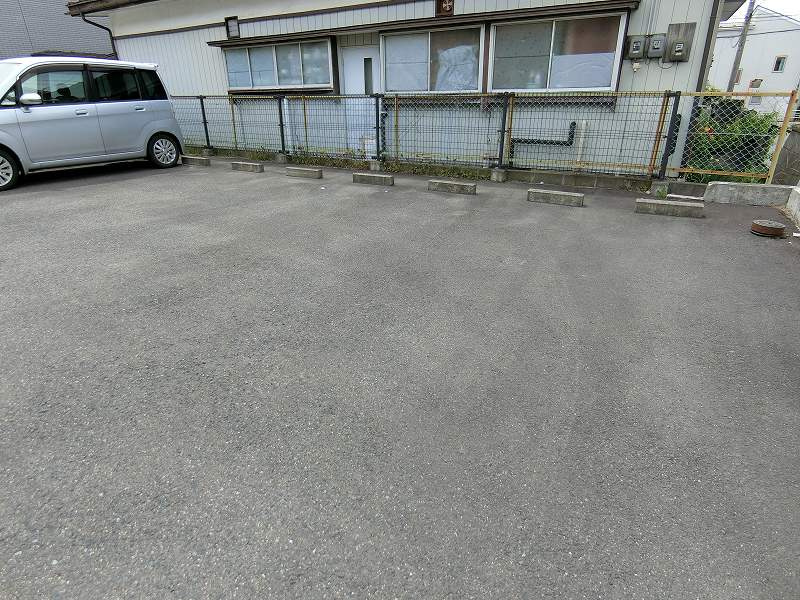 パレス厨川の駐車場