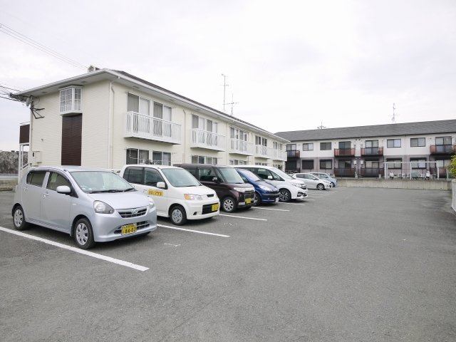 エステートピア稜の駐車場|駐車場があるので、車を買う予定の方も安心です