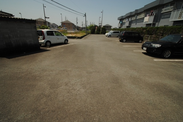 久留米市津福今町のアパートの駐車場