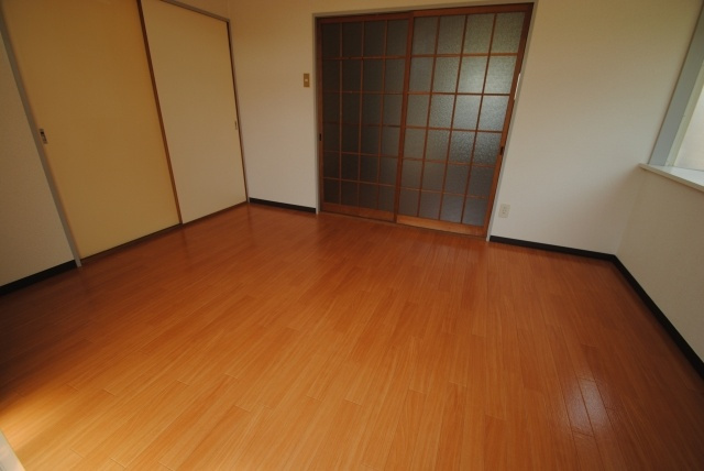 久留米市津福今町のアパートの洋室