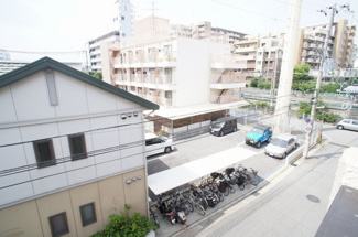 【展望】 | 最上階です。バルコニーも前面道路も広く開放感あります。