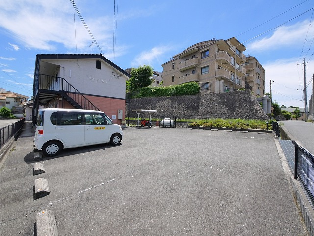 ラフィーネ生駒　（西松ヶ丘）の駐車場