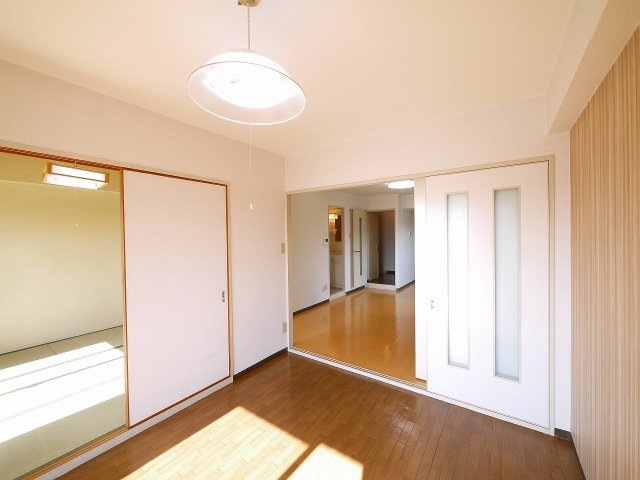 リバー佐保の寝室|開放的な寝室です