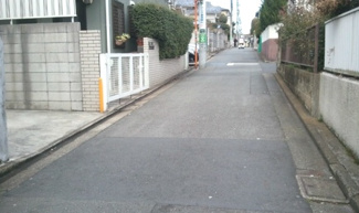【前面道路含む現地写真】 | 世田谷区豪徳寺2丁目借地権付中古一戸建て6700万前面道路2