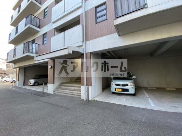 ロイヤルパレス法善寺の駐車場
