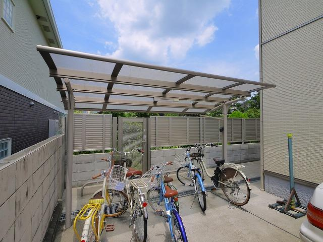 パーシモン高畑のその他共用部分|広々とした駐輪場です。
