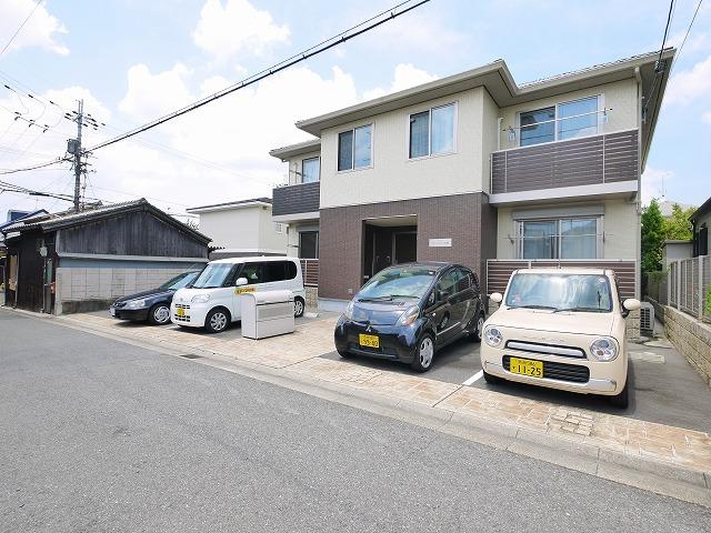 パーシモン高畑の駐車場|広々とした駐車場です。