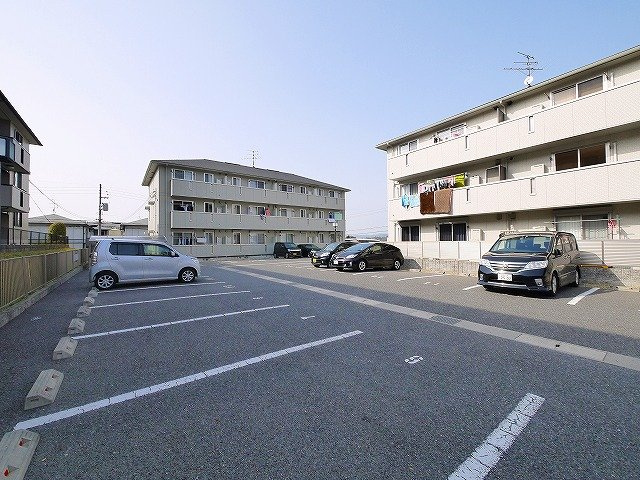 リビングタウン木津川　Ｂ棟の駐車場|駐車場があるので、車を買う予定の方も安心です