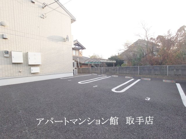 メゾンフローラの駐車場