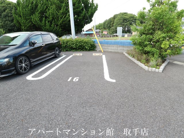 フォンテーヌＢの駐車場