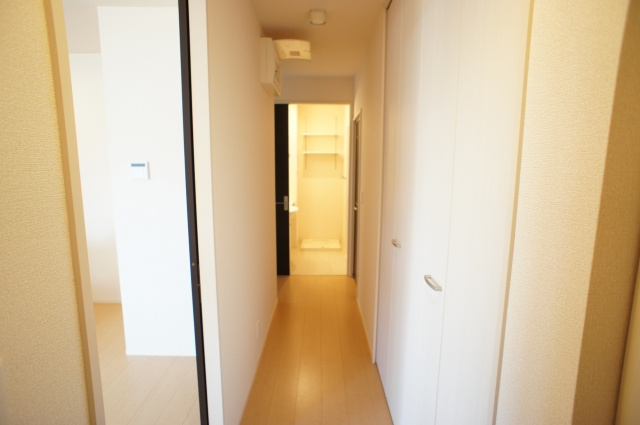 ソラージュＡの玄関|玄関より廊下を望む