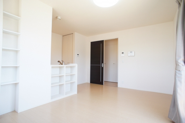 ソラージュＡの居間・リビング|建付けの棚がオシャレ