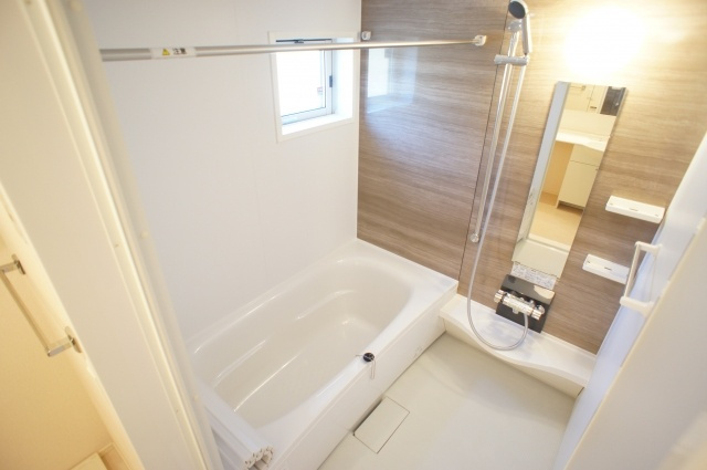 ソラージュＡの浴室|ポールロック式シャワーヘッド高さ自在