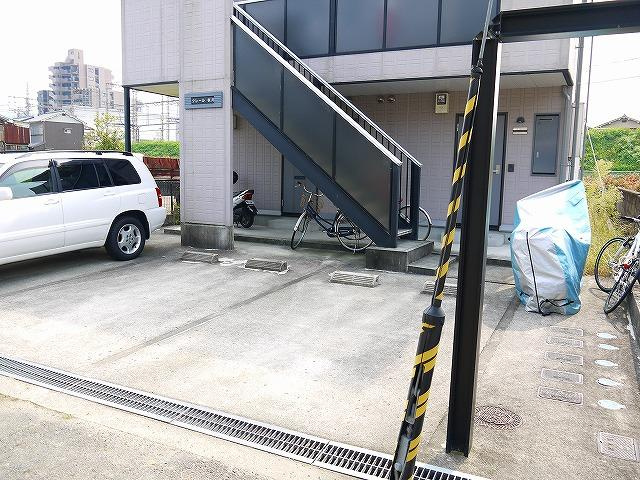 クレール桜井の駐車場
