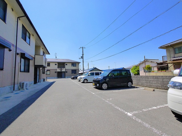ファミールスギモトⅠの駐車場
