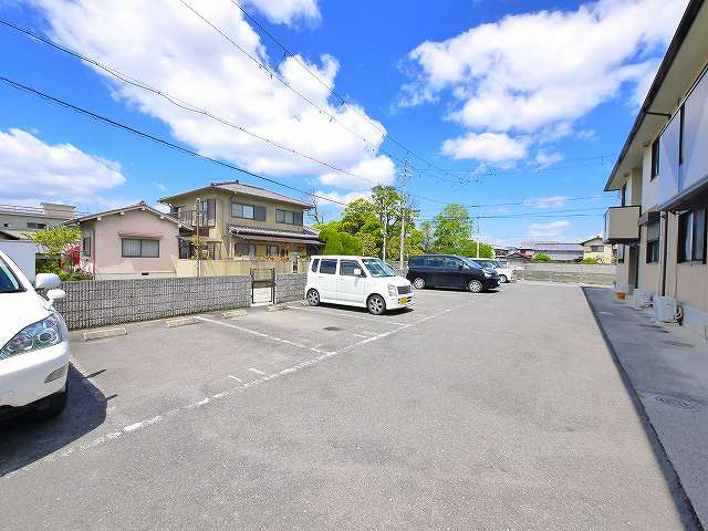 ファミールスギモトⅠの駐車場