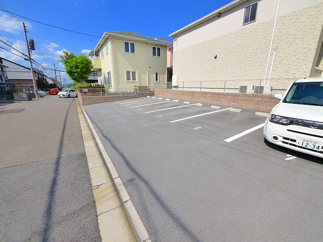 サンクリスタルの駐車場