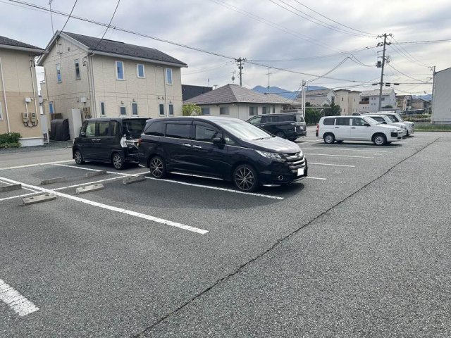 メゾンマスト盛南Ⅲの駐車場