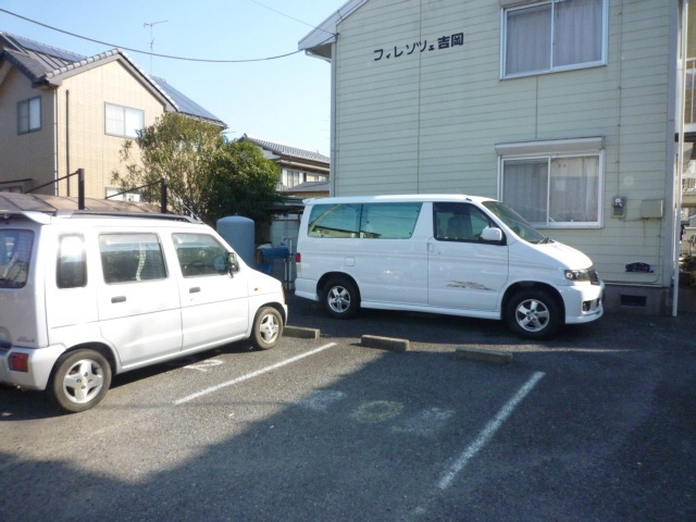 フィレンツェ吉岡の駐車場