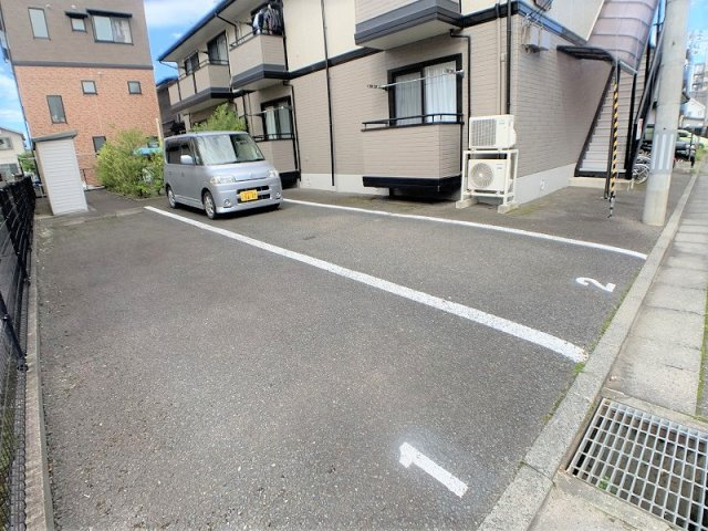 グランドヴェールの駐車場