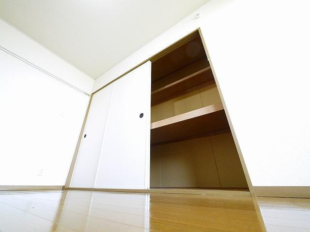 アゼリオ学園前A棟の収納|便利な収納スペースです