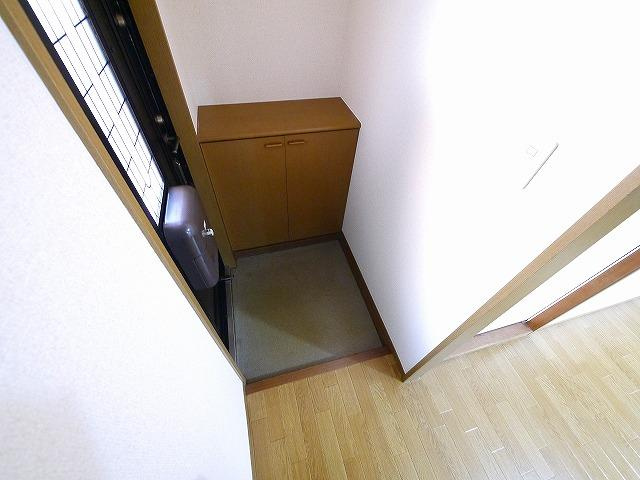 アゼリオ学園前A棟の玄関|明るい玄関です