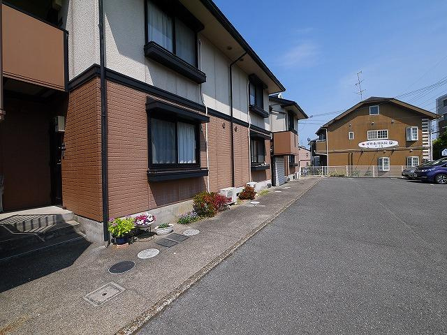 アゼリオ学園前A棟のエントランス|ゆとりのあるエントランスです