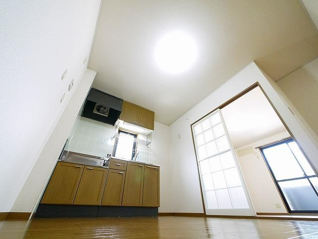 アゼリオ学園前A棟の居間・リビング|こちらの居間で趣味の時間をお楽しみください