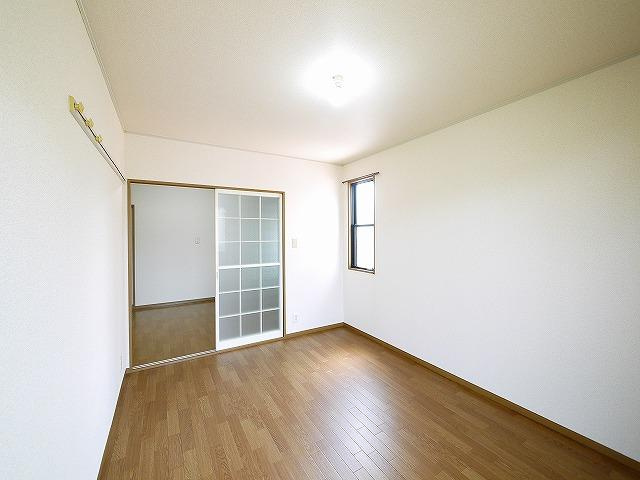 アゼリオ学園前A棟の洋室|明るい洋室です