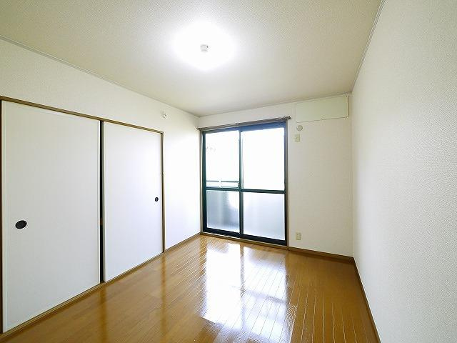 アゼリオ学園前A棟の洋室|明るい洋室です