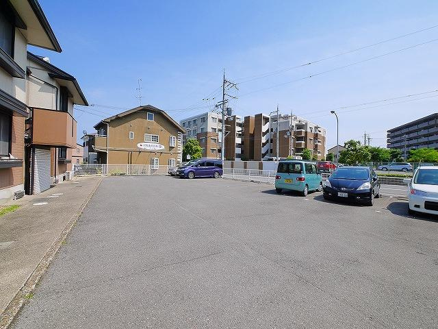 アゼリオ学園前A棟の駐車場|車をお持ちの方に嬉しい駐車場付きの物件です