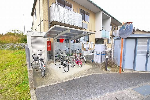 ルミエール木津のその他共用部分|屋根付きの駐輪場です
