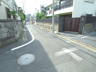 【前面道路含む現地写真】 | 世田谷区経堂1丁目売地8280万円前面道路1