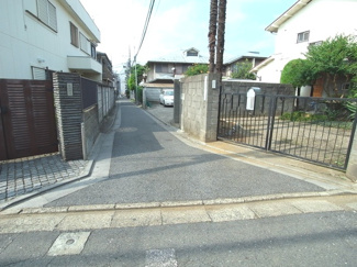 【前面道路含む現地写真】 | 世田谷区経堂1丁目売地8280万円前面道路2