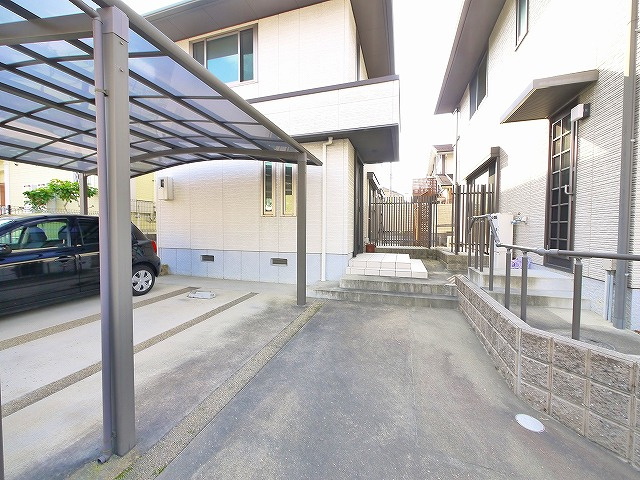 州見台8丁目戸建のエントランス