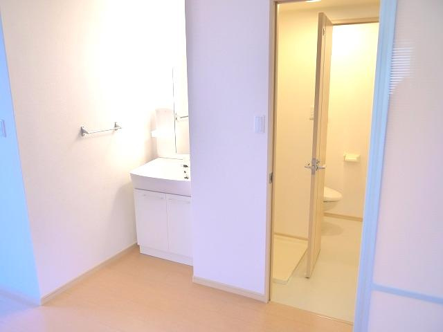 シャトレー富堂の洗面所|明るい洗面所です