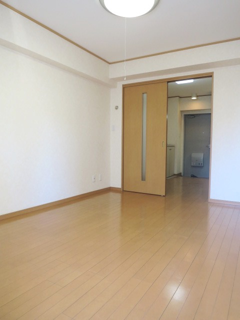 南ビルの洋室
