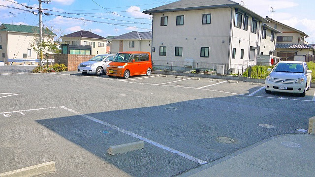 ルミエール平城Bの駐車場|カースペースがあります