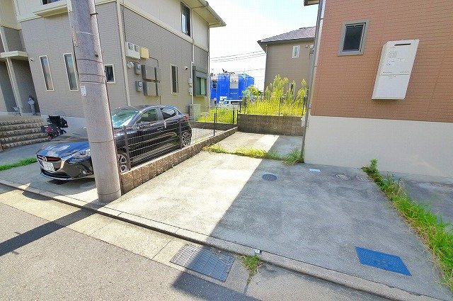 精華台メゾネットBの駐車場|駐車場2台分付きです