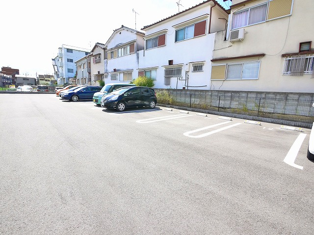 レジデンス　ピュアの駐車場|駐車場があるので、車を買う予定の方も安心です