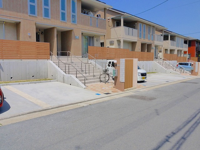 ラフィーネB（光台）の駐車場